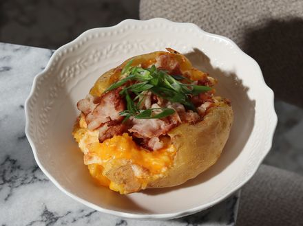 Картофель с сыром чедером и беконом